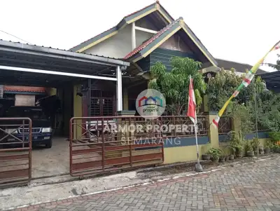 Rumah Carport Muat 3 Mobil yang Nyaman di Kedungpane Mijen